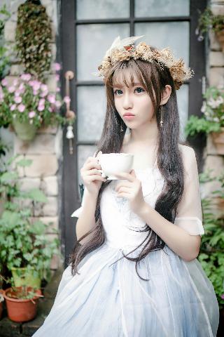 拍摄女子蹲下尿裤子的视频大全